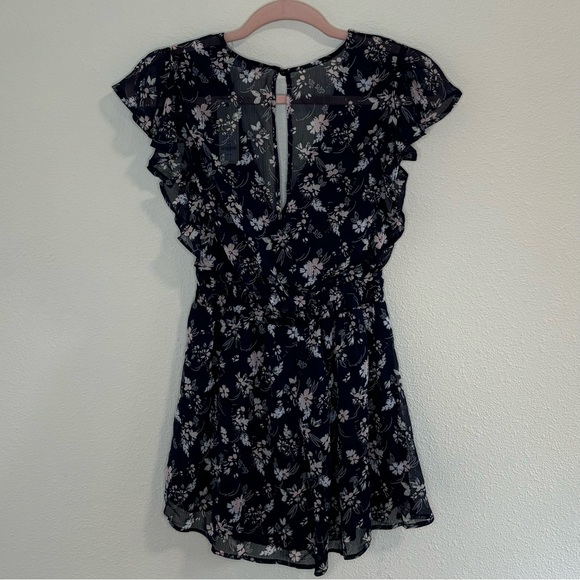 Francesca’s Tracy flutter sleeve navy floral romper - Picture 2 of 16